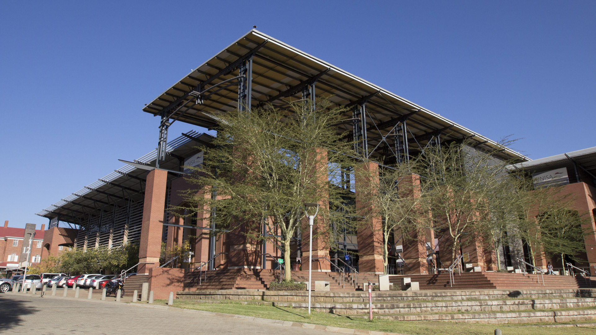 <p>Unisa’s Western Cape Hub in Parow is inaugurated in 1997, and in the following year, the University opens its Sunnyside Campus near central Pretoria.</p>